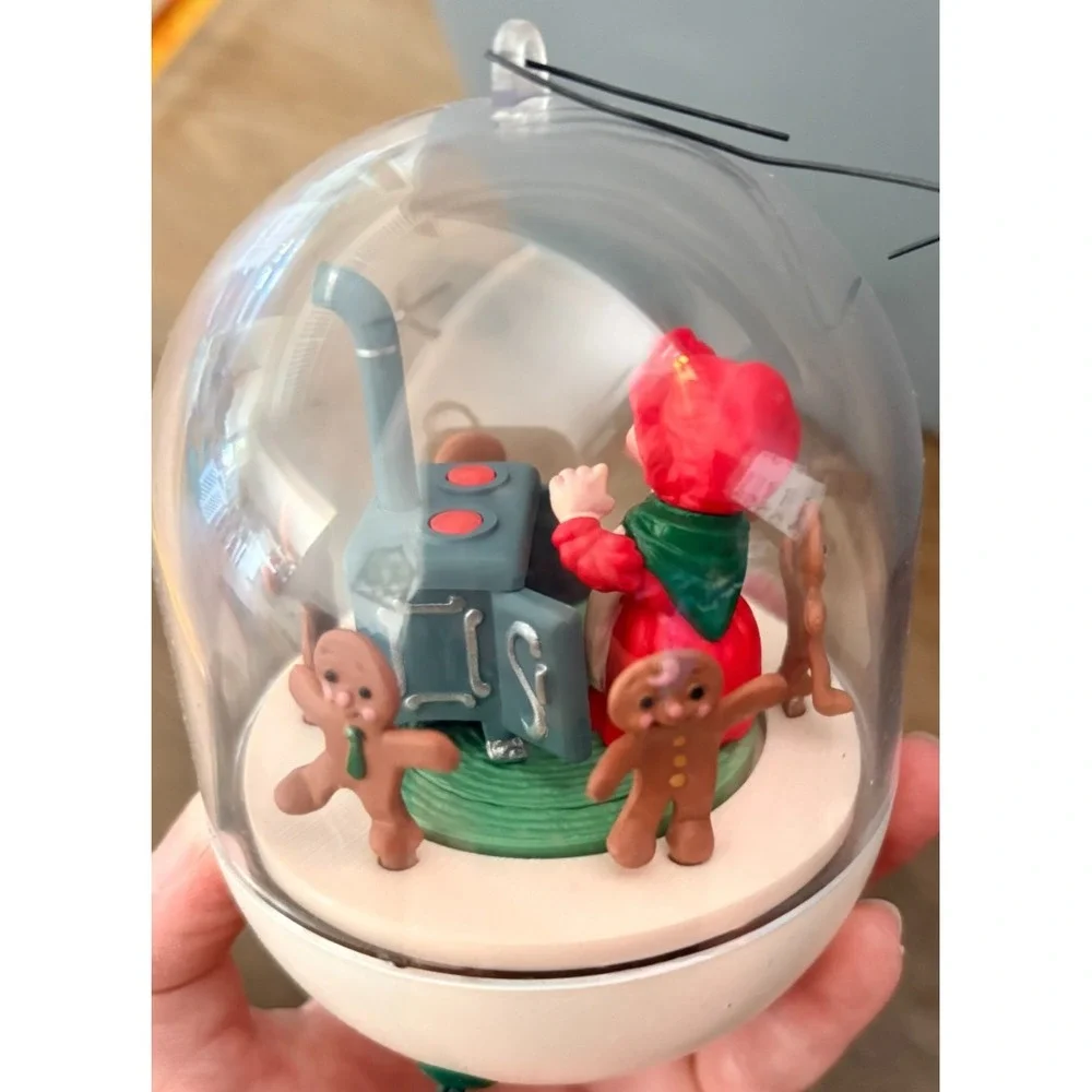 1990 Hallmark Ornament Mrs. Santa's Kitchen Magic Light & Motion Untested